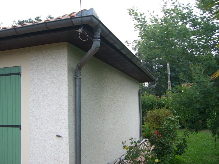 Descente d'eau pluviale le long d'une façade