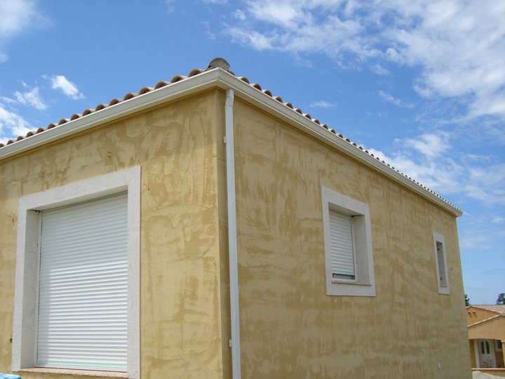 Maison en construction, gouttières posées