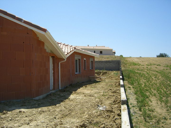 Maison neuve en briques, gouttières posées