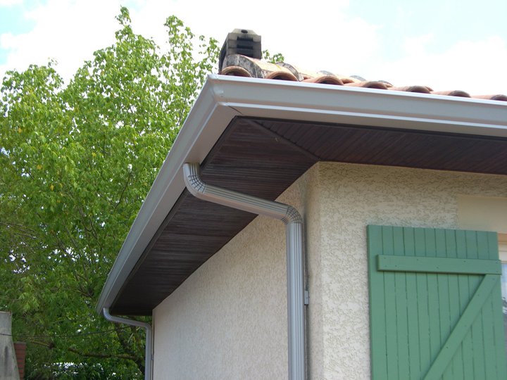 Gouttière alu gris anthracite posée sous un débord de toit