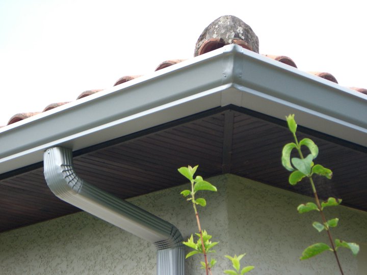 Gouttière blanche posée sous une génoise